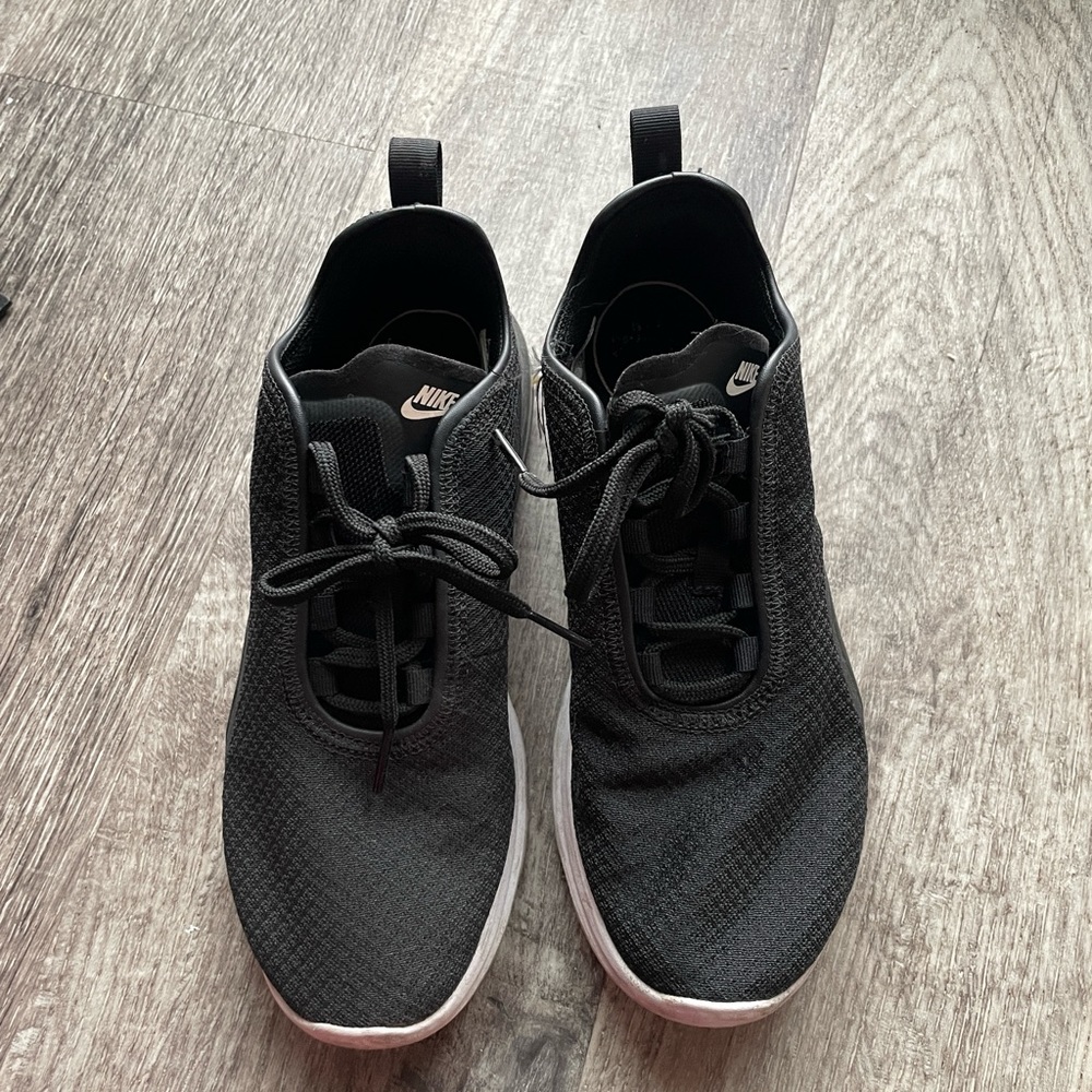 Nike women’s sneakers